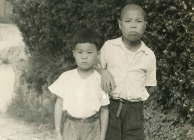 少年時代 （左：弟、右：本人）